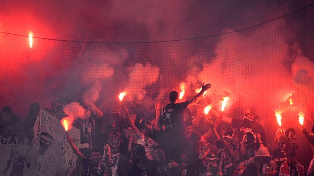 Besiktas-Fans sorgen in Hamburg für eine Spielunterbrechung.