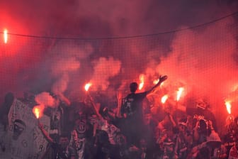 Besiktas-Fans sorgen in Hamburg für eine Spielunterbrechung.