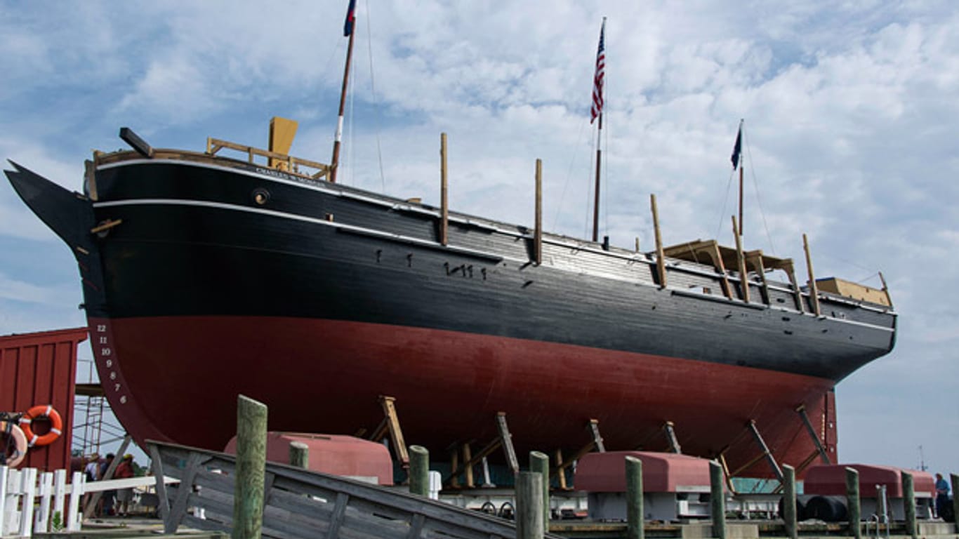 Das historische Walfangschiff "Charles W. Morgan" liegt in der Werft des Museumshafens von Mystic (Connenticut)