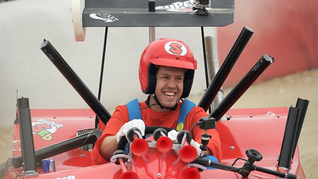 Da hat aber ein mächtig Spaß: Sebastian Vettel beim Seifenkisten-Rennen in Herten. Da hat aber ein mächtig Spaß: Sebastian Vettel beim Seifenkisten-Rennen in Herten.
