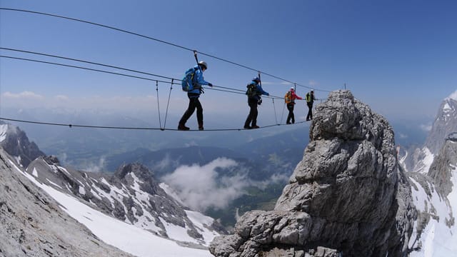 Klettersteig am Dachstein: Seilbrücke am Westgrat auf den Koppenkarstein.