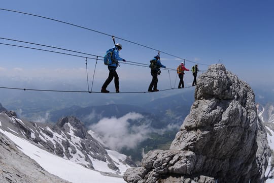 Klettersteig am Dachstein: Seilbrücke am Westgrat auf den Koppenkarstein.