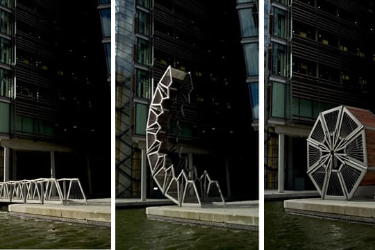 Die "Rolling Bridge" macht den Weg für Boote frei