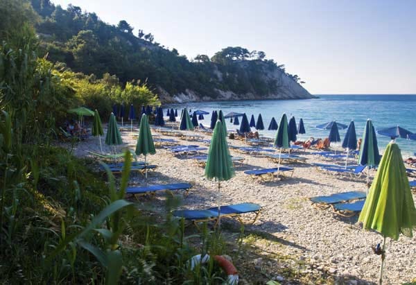 Mal grob, mal feiner. Doch fast überall sind Kiesstrände auf Samos. Badeschuhe gehören daher ins Gepäck. Vorteil: Die Insel ist auch im Sommer nicht überlaufen.