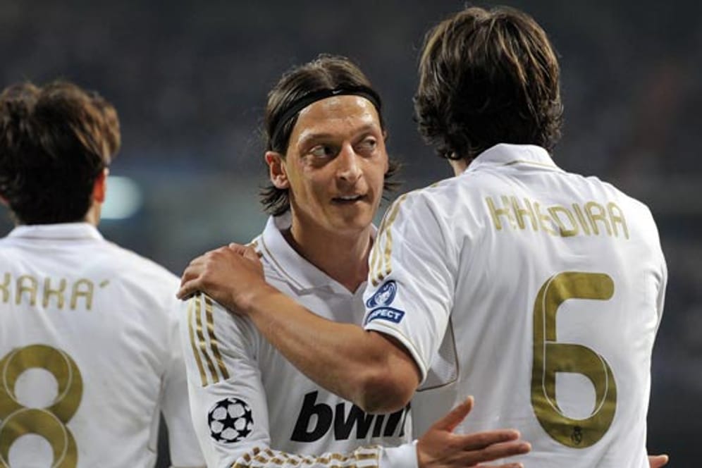 Mesut Özil (li.) und Sami Khedira spielen beim wertvollsten Klub der Welt.