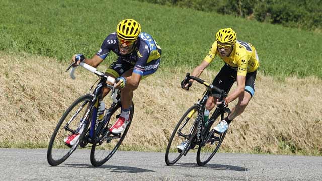 Alberto Contador (li.) und Chris Froome belauern sich auf der Abfahrt.