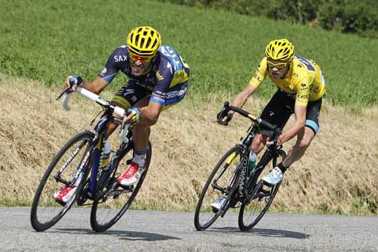 Alberto Contador (li.) und Chris Froome belauern sich auf der Abfahrt.