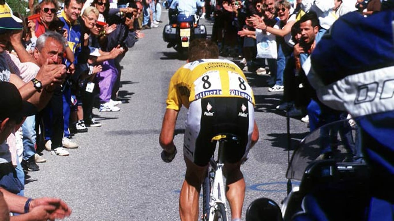 Der Menschenwand entgegen: Jan Ullrich im Jahr 1997 im Anstieg hinauf nach Alpe d'Huez.