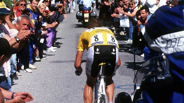 Der Menschenwand entgegen: Jan Ullrich im Jahr 1997 im Anstieg hinauf nach Alpe d'Huez.