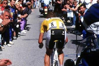 Der Menschenwand entgegen: Jan Ullrich im Jahr 1997 im Anstieg hinauf nach Alpe d'Huez.