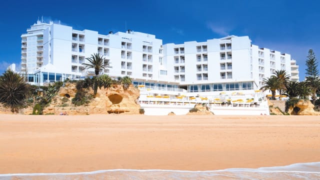 Im Ferienort Armação de Pêra an der Atlantikküste im Süden Portugals liegt das Holiday Inn Algarve.