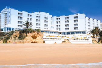 Im Ferienort Armação de Pêra an der Atlantikküste im Süden Portugals liegt das Holiday Inn Algarve.