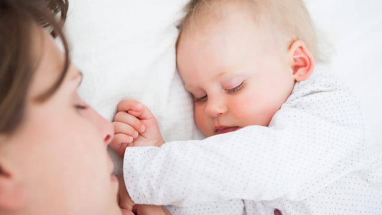 Babys sollten von Anfang an im eigenen Bett schlafen und nicht im Bett der Eltern.