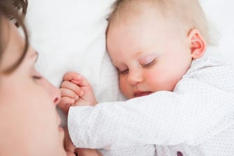 Babys sollten von Anfang an im eigenen Bett schlafen und nicht im Bett der Eltern.