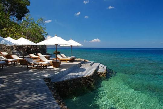 Mit wenigen Schritten im glasklaren Wasser - so herrlich lässt es sich auf Moyo Island entspannen.