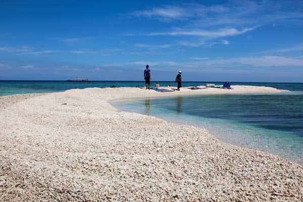 Mit türkisblauem Wasser, unberührten Korallenriffen, einsamen Stränden und tropischen Wäldern ist die kleine Insel vor der Küste Sumbawas in Indonesien, ein Geheimtipp für Asien-Liebhaber.