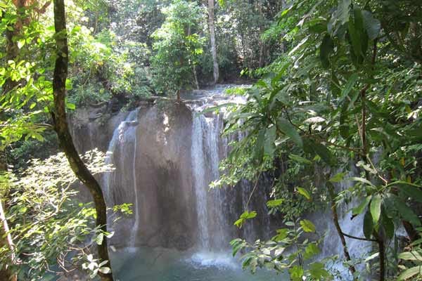 Besonders am Wasserfall Mata Jitu lassen sich viele der Tiere gut beobachten. Das klare Wasser des Insel-Highlights sprudelt aus einer Bergquelle des hügeligen Regenwaldes und hat Trinkwasserqualität.
