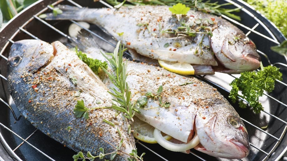 Grillen: Fisch auf dem Grill nur einmal wenden.