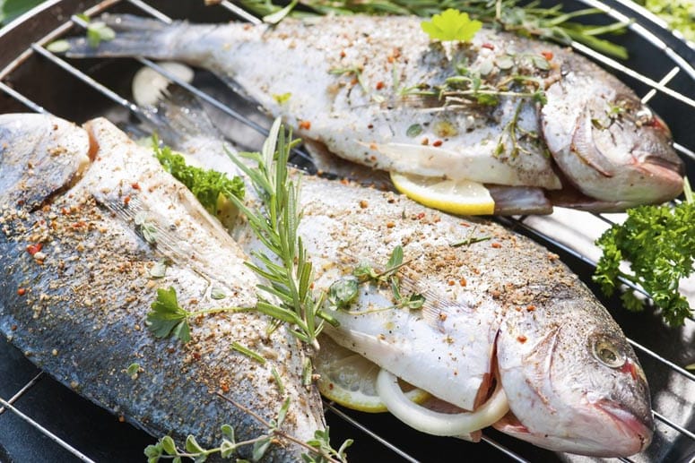 Grillen: Fisch auf dem Grill nur einmal wenden.