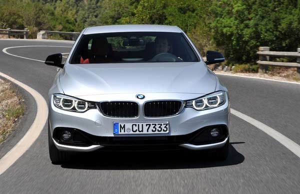 Spitzenmodell bei den Benzinern ist das BMW 435i Coupé mit 306 PS zum Preis von 50.300 Euro. Der stärkste Diesel mit 313 PS (BMW 435d xDrive) kostet 54.300 Euro.
