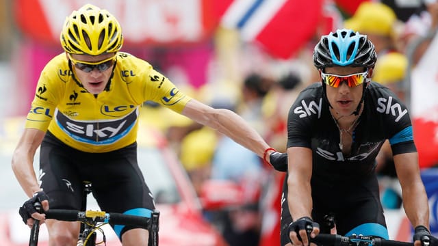 Chris Froome, der Mann in Gelb, ist im Ziel sichtlich gezeichnet und bedankt sich bei Richie Porte.