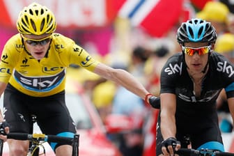 Chris Froome, der Mann in Gelb, ist im Ziel sichtlich gezeichnet und bedankt sich bei Richie Porte.