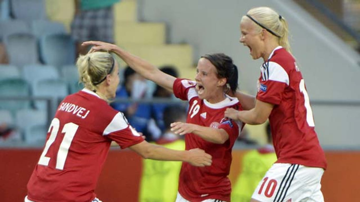 Die dänische Frauen-Nationalmannschaft zieht mit zwei Punkten und Glück ins EM-Viertelfinale ein.
