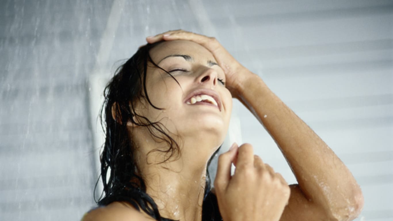 Abkühlung: Eine kalte Dusche an heißen Tagen kann gefährlich werden.