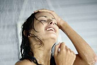 Abkühlung: Eine kalte Dusche an heißen Tagen kann gefährlich werden.