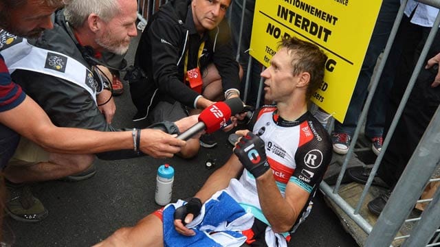 Am Boden: Dennoch "stand" Jens Voigt im Ziel von Alpe d'Huez Rede und Antwort.