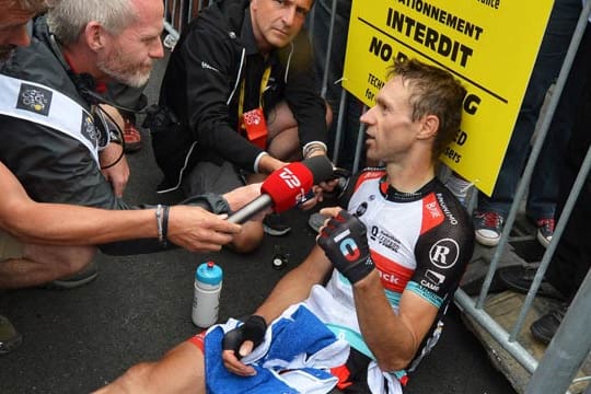 Am Boden: Dennoch "stand" Jens Voigt im Ziel von Alpe d'Huez Rede und Antwort.