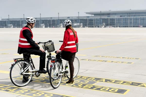 Das Vorfeld des künftigen Berliner Flughafens als verkehrsberuhigt zu bezeichnen, wäre eine Untertreibung. Auf geführten Radtouren zeigen Guides Besuchern das Gelände.