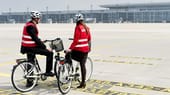 Das Vorfeld des künftigen Berliner Flughafens als verkehrsberuhigt zu bezeichnen, wäre eine Untertreibung. Auf geführten Radtouren zeigen Guides Besuchern das Gelände.