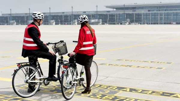 Das Vorfeld des künftigen Berliner Flughafens als verkehrsberuhigt zu bezeichnen, wäre eine Untertreibung. Auf geführten Radtouren zeigen Guides Besuchern das Gelände.