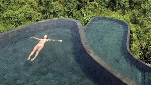 Mitten im Dschungel in einem atemberaubenden Infinitypool treiben lassen - möglich im "Hotel Ubud Hanging Gardens" auf Bali.