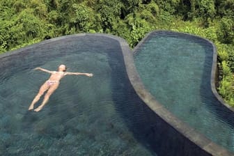 Mitten im Dschungel in einem atemberaubenden Infinitypool treiben lassen - möglich im "Hotel Ubud Hanging Gardens" auf Bali.