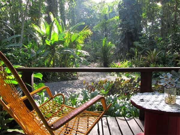 Noch schnell an der Hotelbar der "La Kukula Lodge" in Costa Rica vorbeigehen, Drink holen, los geht´s: Das Nachtkonzert wildlebender Dschungeltiere ist ein Fest für die Ohren.