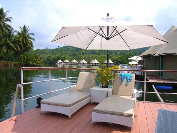 Auf dem Fluss treiben können Gäste der "Hotel 4 Rivers Floating Lodge" in Kambodscha. Mitten im Dschungel besteht das Resort aus zwölf großen Wohnzelten, die gemeinsam mit dem Restaurant auf einem Fluss liegen.
