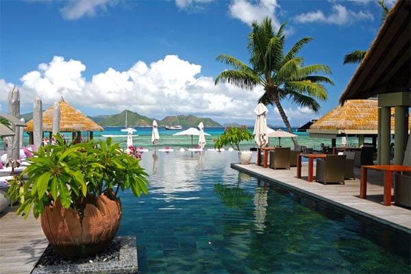Die in den Hang gebauten Villen des "Hotel Domaine de l´Orangeraie" auf den Seychellen verfügen über teils überdachte, teils im Freien liegende Bäder.