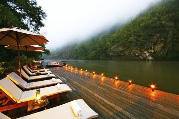Das "Hotel River Kwai Resotel" in Thailand bietet kleine Hütten oberhalb des Flusses, die den Dschungel-Flair verkörpern und ein Stück heile Welt. Thai-Massagen und King-Size-Betten sind nach Backpackingtouren genau das Richtige.