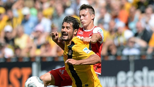 Kölns Adam Matuschyk (hinten) bedrängt den Dresdner Cristian Fiel.