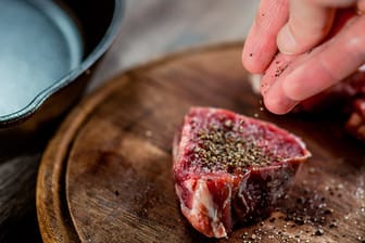 Fleisch muss reifen, damit es schön zart wird, sagt Fleisch-Experte Werner Wirth. Mit der richtigen Marinade ist das ganz leicht.