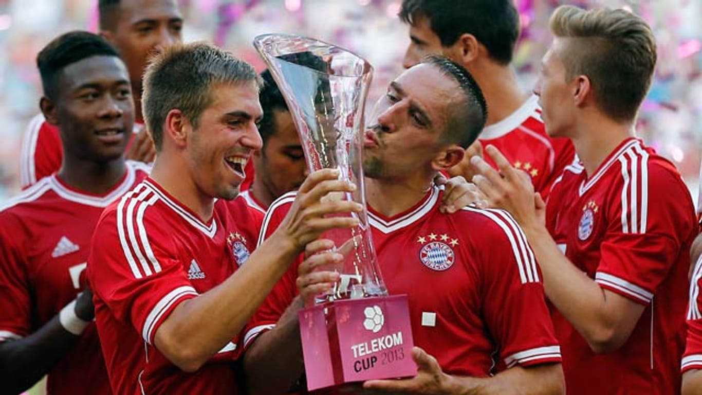 Philipp Lahm (Mi. li.) und Franck Ribéry (Mi. re.) vom FC Bayern bejubeln den Sieg beim TELEKOM CUP 2013.