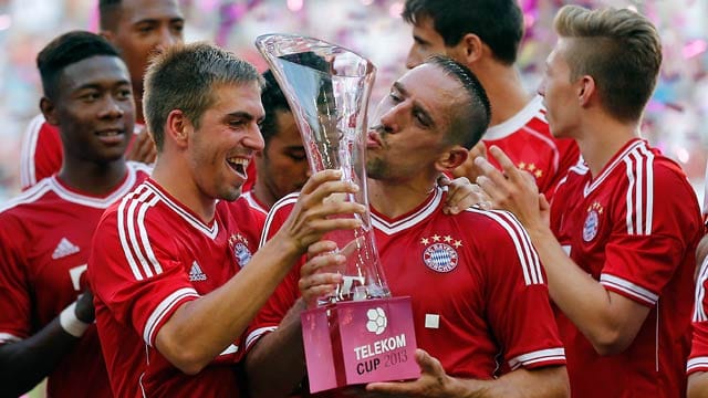 Philipp Lahm (Mi. li.) und Franck Ribéry (Mi. re.) vom FC Bayern bejubeln den Sieg beim TELEKOM CUP 2013. Philipp Lahm (Mi. li.) und Franck Ribéry (Mi. re.) vom FC Bayern bejubeln den Sieg beim TELEKOM CUP 2013.