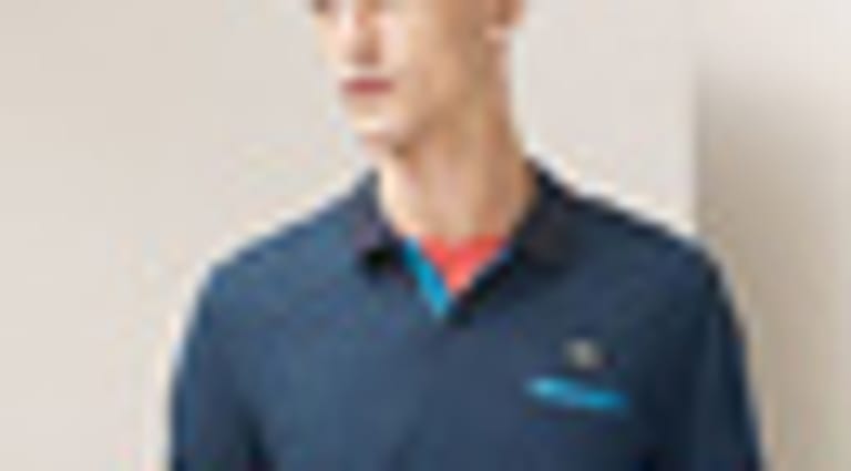 Ein zeitloses Modell in sportlichem Blau gehört in jeden Kleiderschrank. Für modische Abwechslung bei den Shirts sorgen farblich abgesetzte Passen an Knopfleiste und Ärmeln.