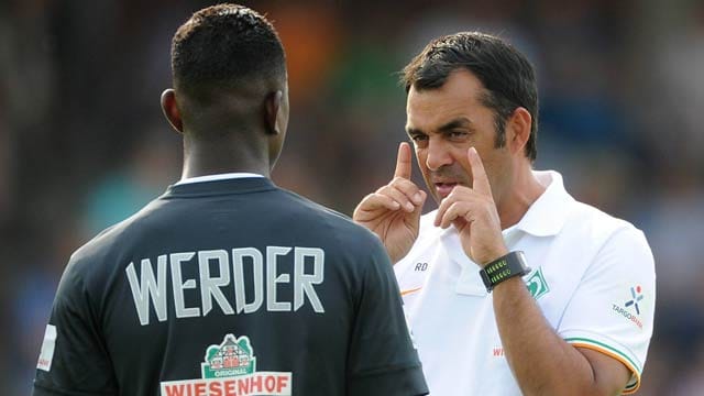 Kann Werder-Coach Robin Dutt (re.) Bremen wieder ins Tabellen-Mittelfeld führen? Kann Werder-Coach Robin Dutt (re.) Bremen wieder ins Tabellen-Mittelfeld führen?