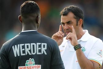 Kann Werder-Coach Robin Dutt (re.) Bremen wieder ins Tabellen-Mittelfeld führen?