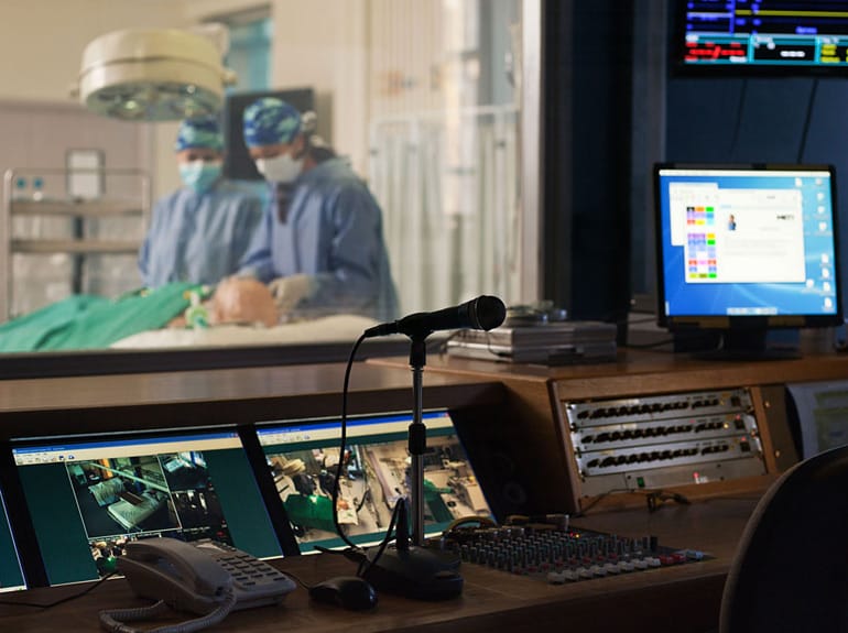 An den Operationssaal ist ein Überwachungsraum mit Videotechnik angeschlossen.