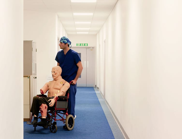 Im Simulationskrankenhaus wird nicht nur die Behandlungen von Verletzungen trainiert, sondern alles was zum Krankenhausalltag gehört.