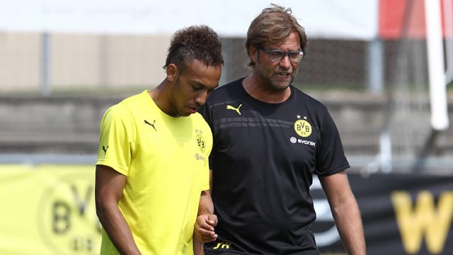 BVB-Trainer Jürgen Klopp (re.) im Gespräch mit Neuzugang Pierre-Emerick Aubameyang. BVB-Trainer Jürgen Klopp (re.) im Gespräch mit Neuzugang Pierre-Emerick Aubameyang.